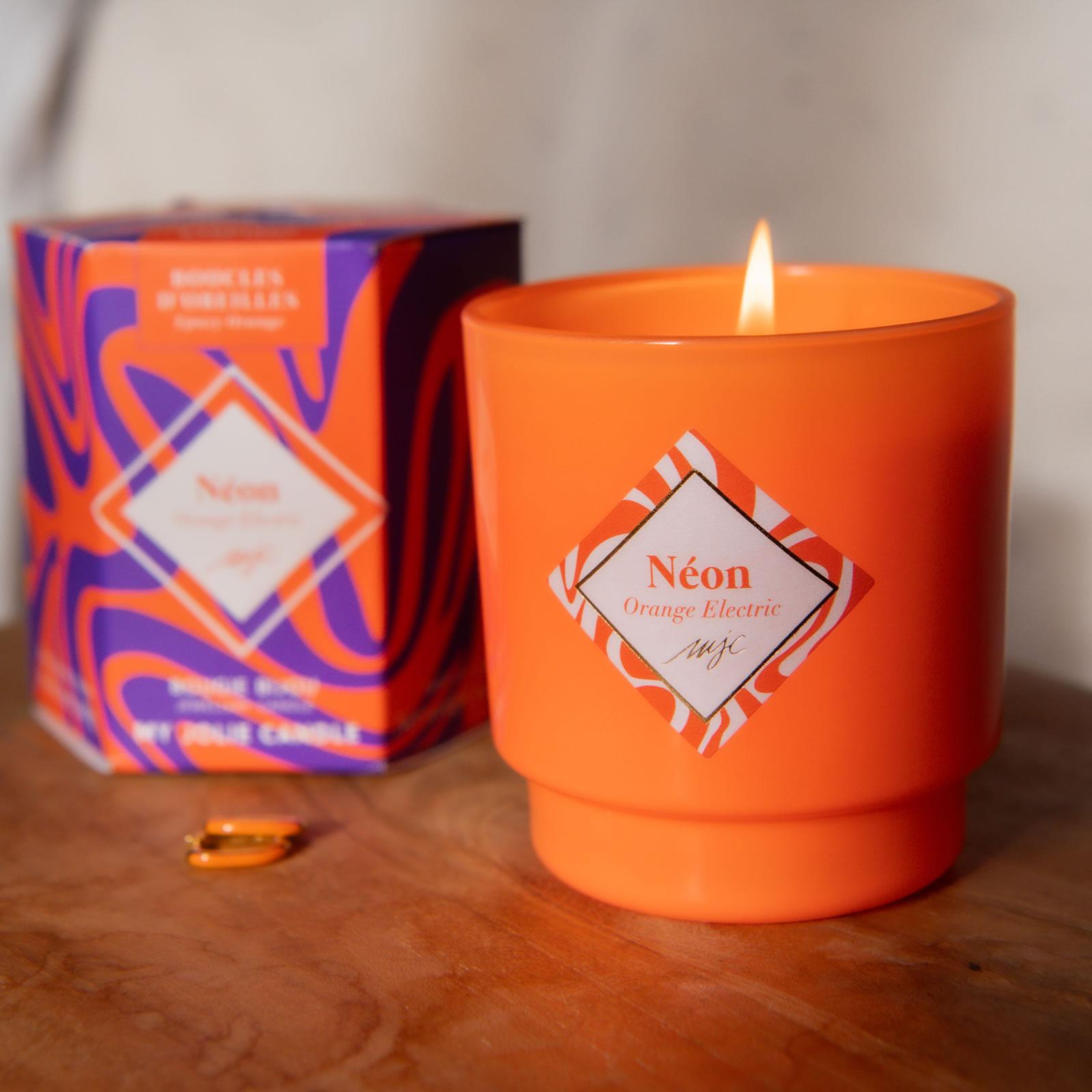 Vonná svíčka Neon Orange s oranžovými náušnicemi, 180 g