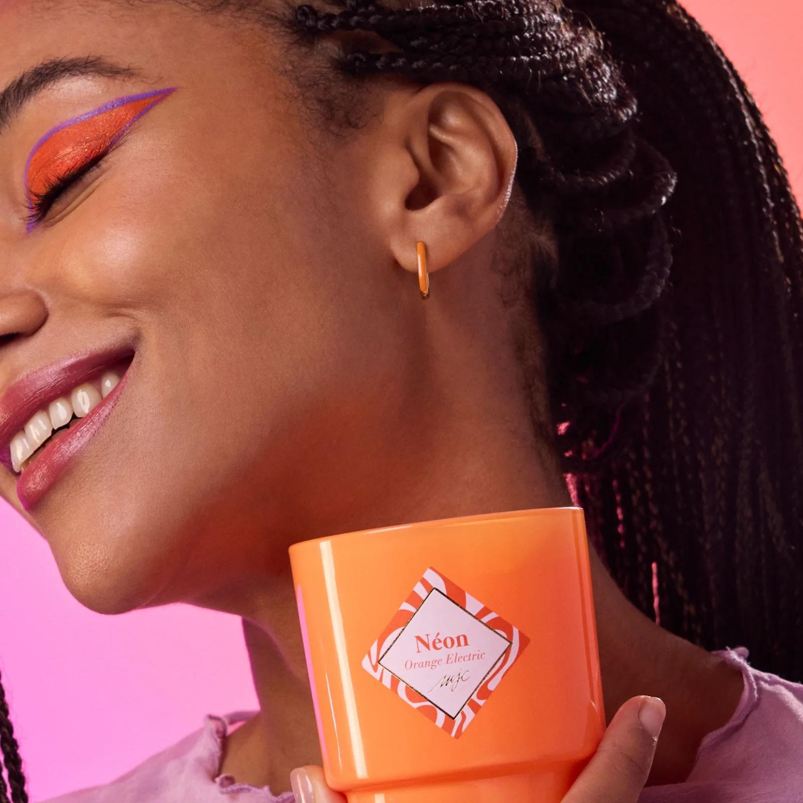 Vonná svíčka Neon Orange s oranžovými náušnicemi, 180 g