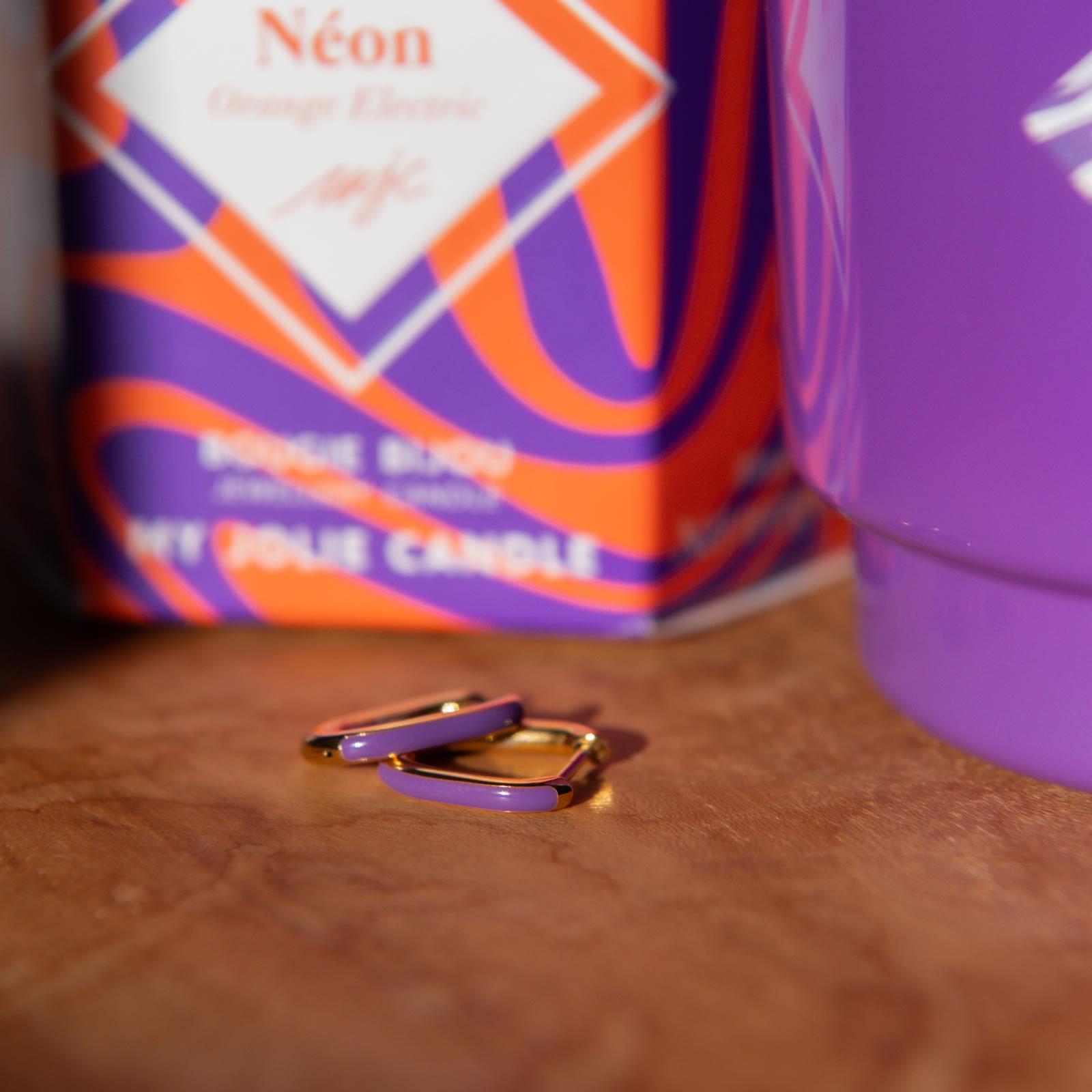 Vonná svíčka Neon Ultra Blueberry s fialovými náušnicemi, 180 g