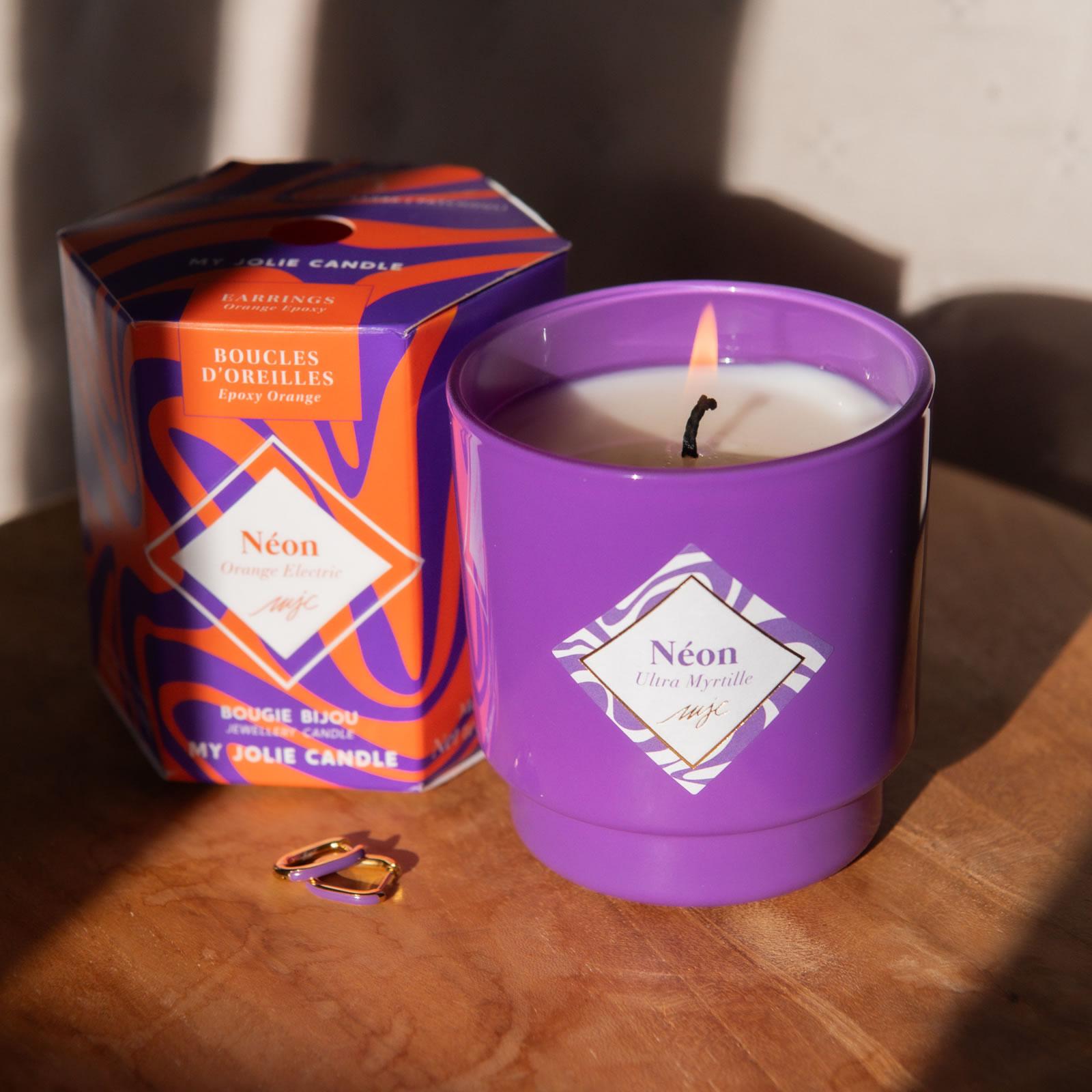 Vonná svíčka Neon Ultra Blueberry s fialovými náušnicemi, 180 g