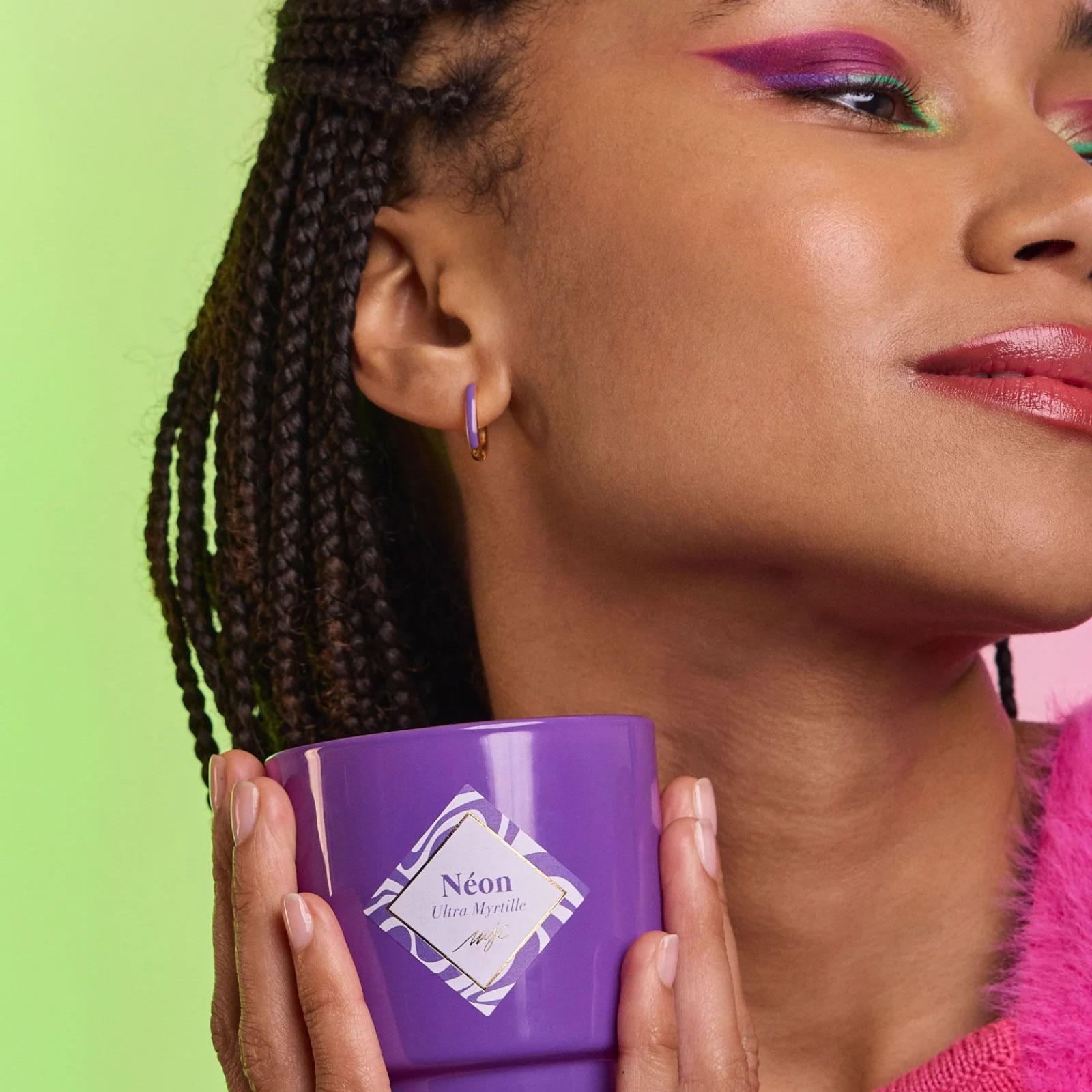 Vonná svíčka Neon Ultra Blueberry s fialovými náušnicemi, 180 g