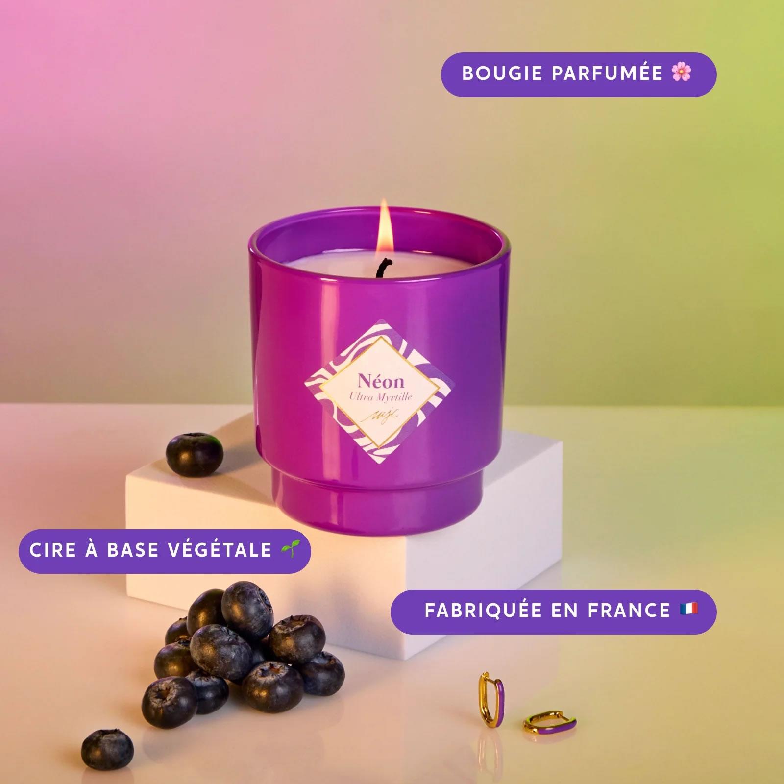 Vonná svíčka Neon Ultra Blueberry s fialovými náušnicemi, 180 g