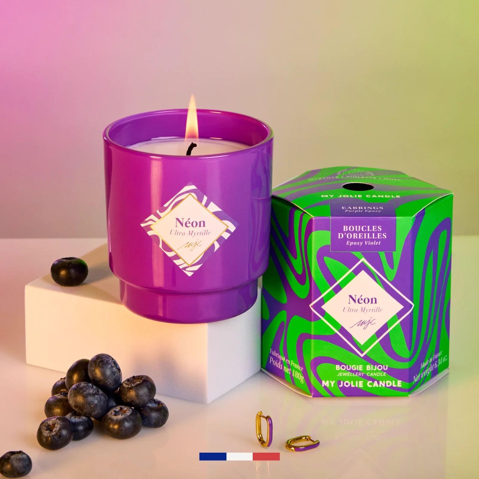 Vonná svíčka Neon Ultra Blueberry s fialovými náušnicemi, 180 g