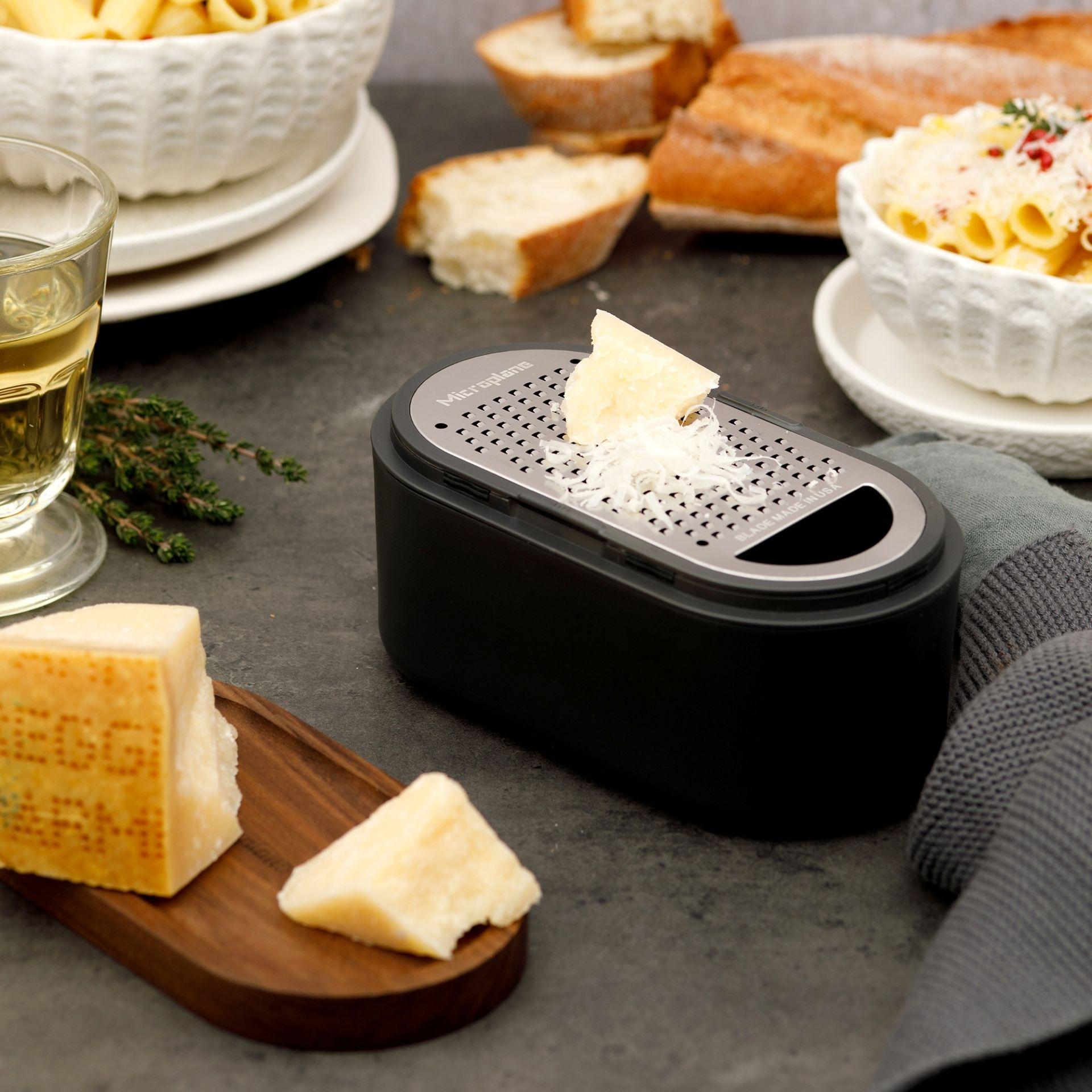 Jemné struhadlo se zásobníkem a 2 vyměnitelnými víčky, bambusové víčko