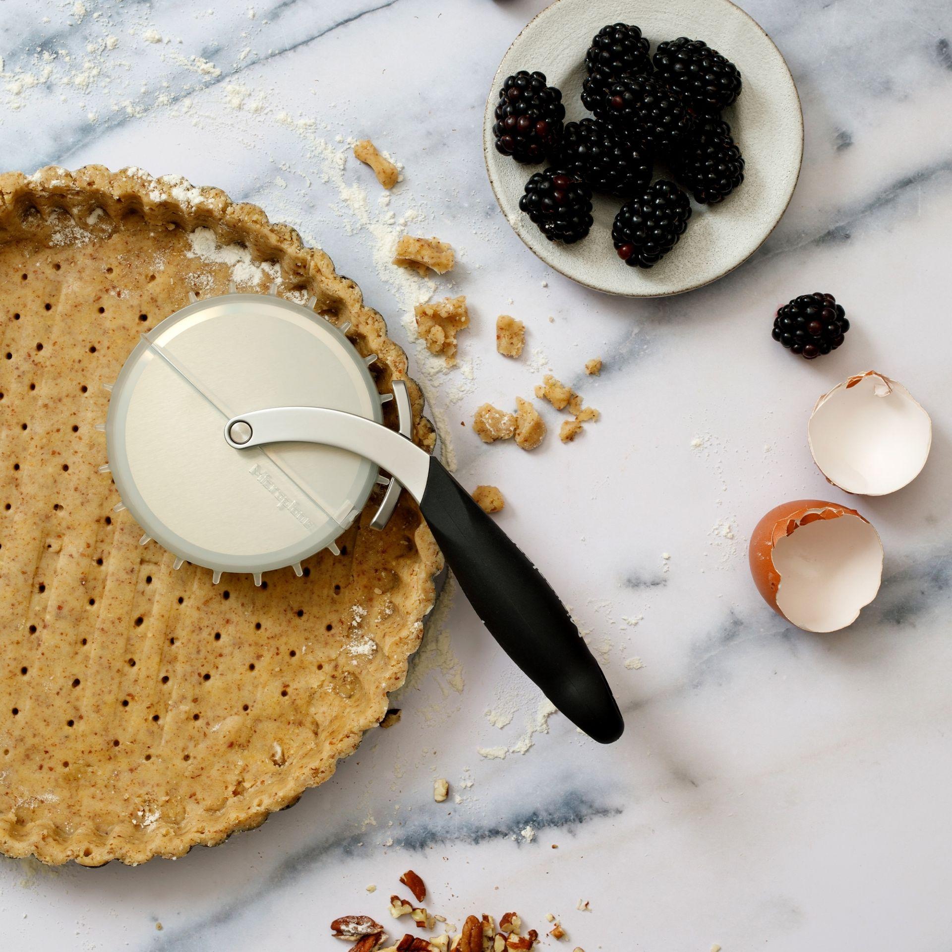 Microplane Kráječ na pizzu s děrovačem, černý