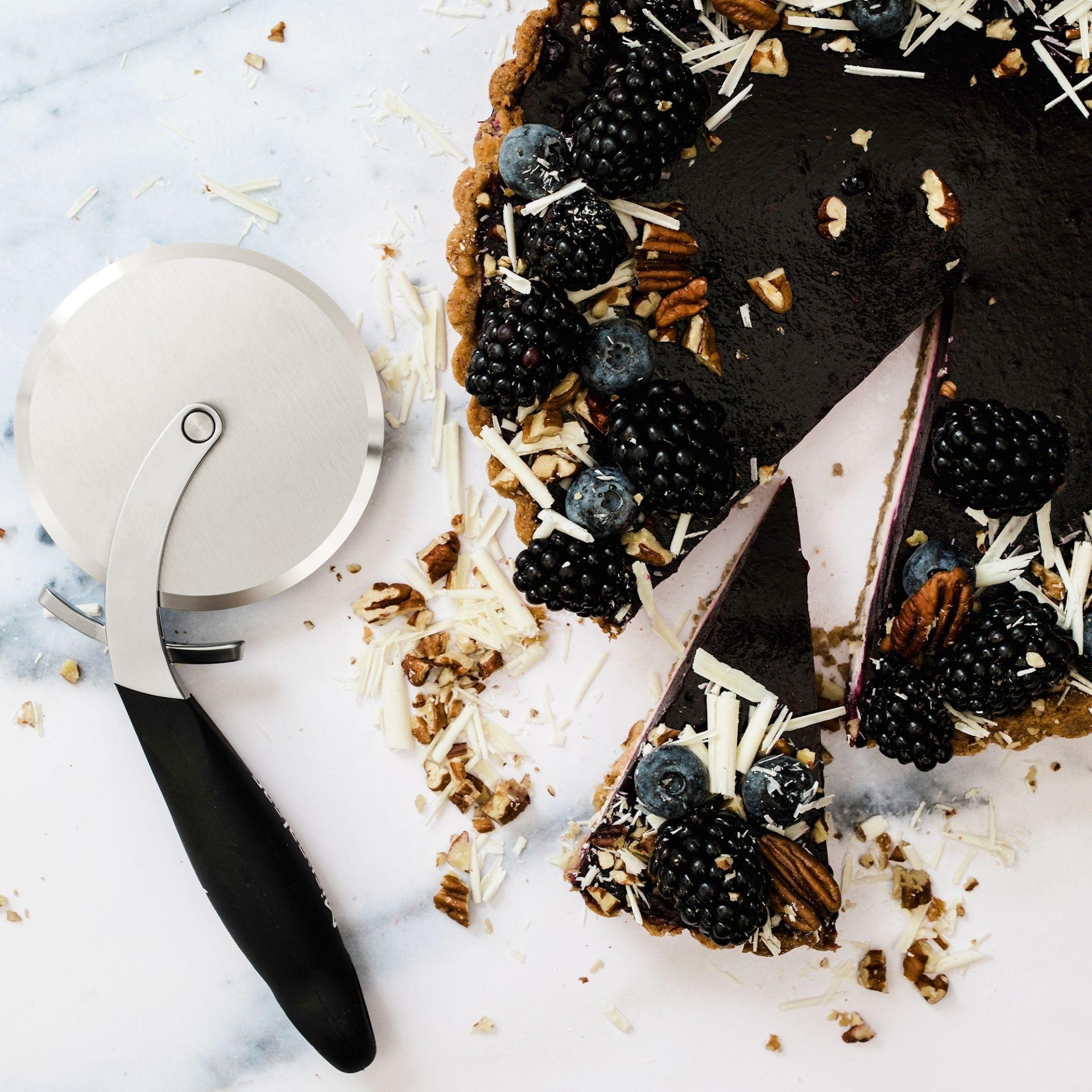 Microplane Kráječ na pizzu s děrovačem, černý