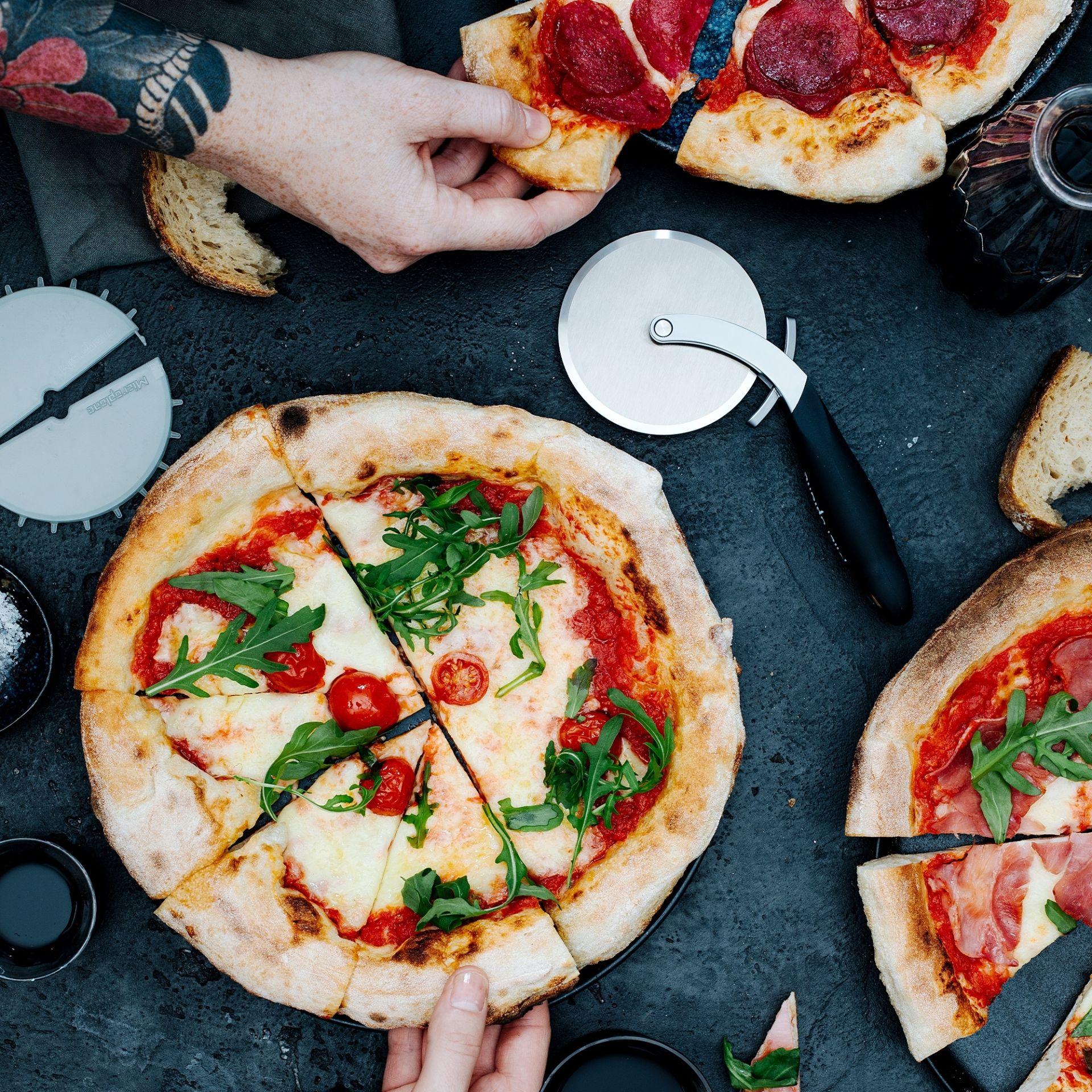 Microplane Kráječ na pizzu s děrovačem, černý