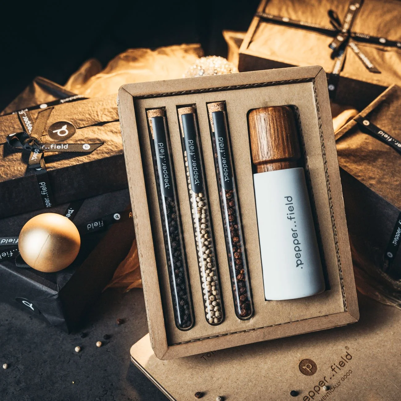 Sada zkumavek s Kampotským pepřem se skandinávským mlýnkem v kartonu_ctverec_1300