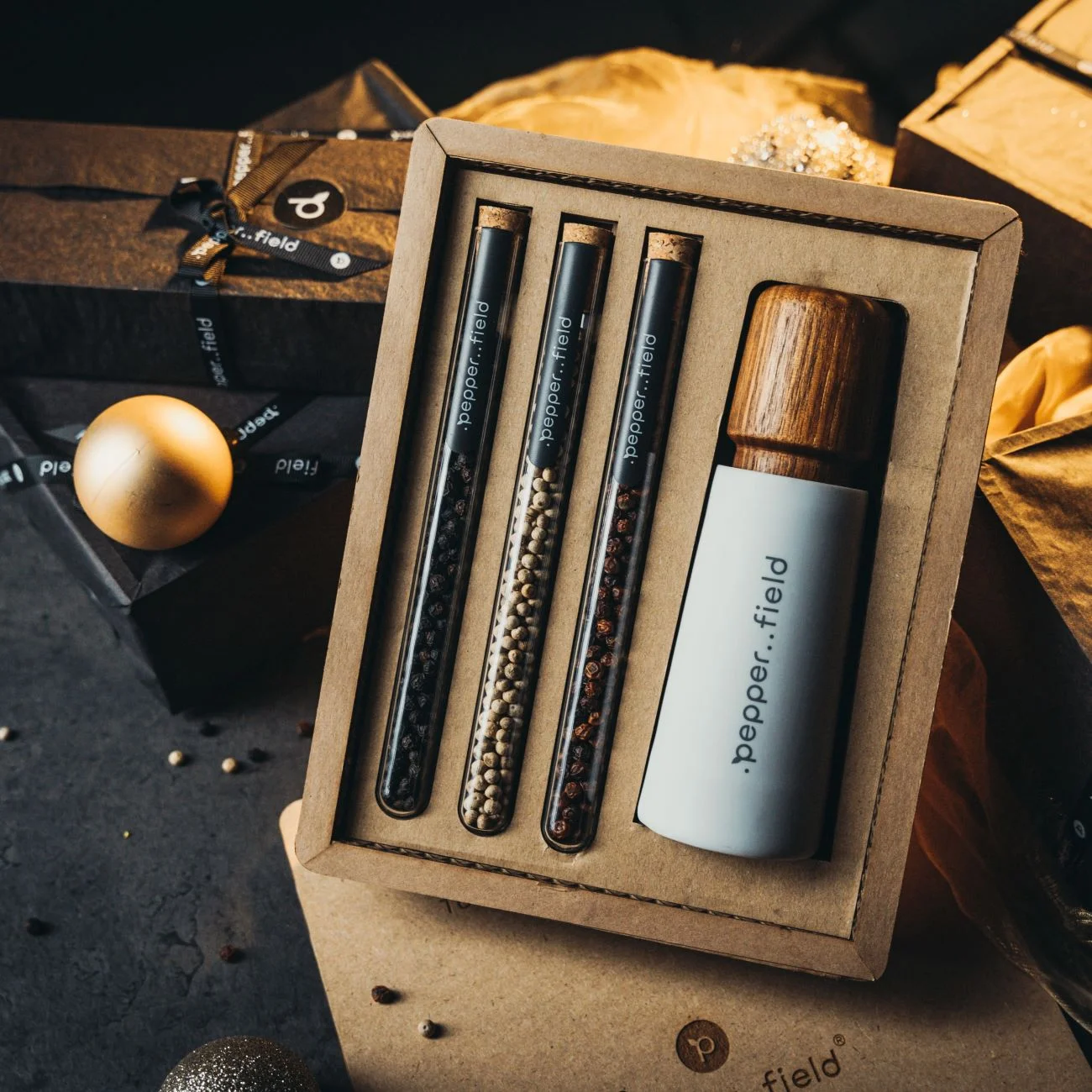 Sada zkumavek s Kampotským pepřem se skandinávským mlýnkem v kartonu_2_ctverec_1300