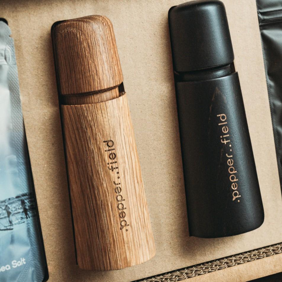 Dárkový set skandinávských mlýnků s Kampotským pepřem (50 g) a mořskou solí (120 g)