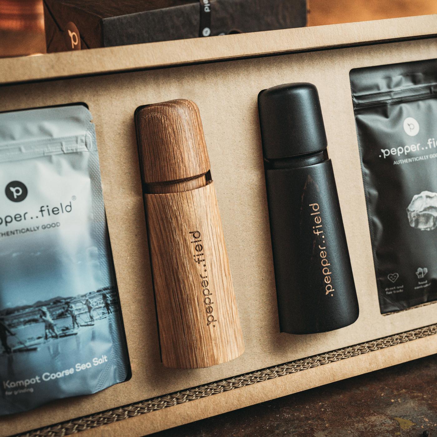 Dárkový set skandinávských mlýnků s Kampotským pepřem (50 g) a mořskou solí (120 g)