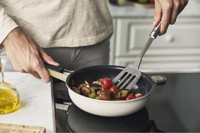 Nepřilnavá pánev Pure s keramickým povrchem, Ø 24 cm, krémová