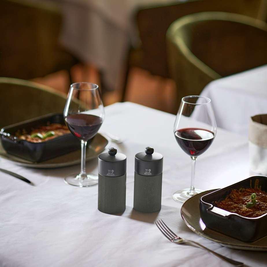 Set mlýnků na sůl a pepř Line carbon, 12 cm + trychtýřek na koření