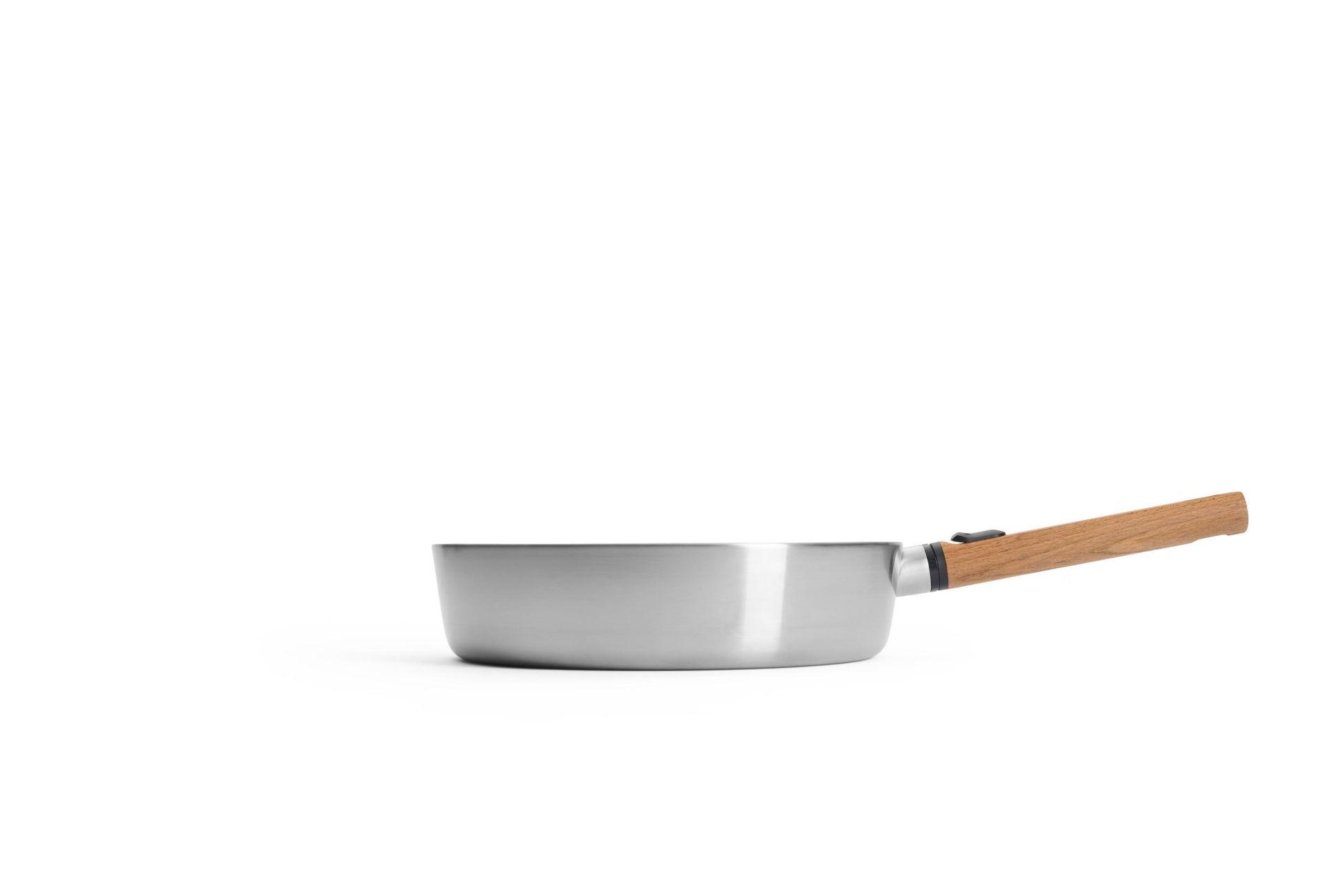 Nerezová soté pánev Logic Steel s dřevěnou odnímatelnou rukojetí, Ø 28 cm