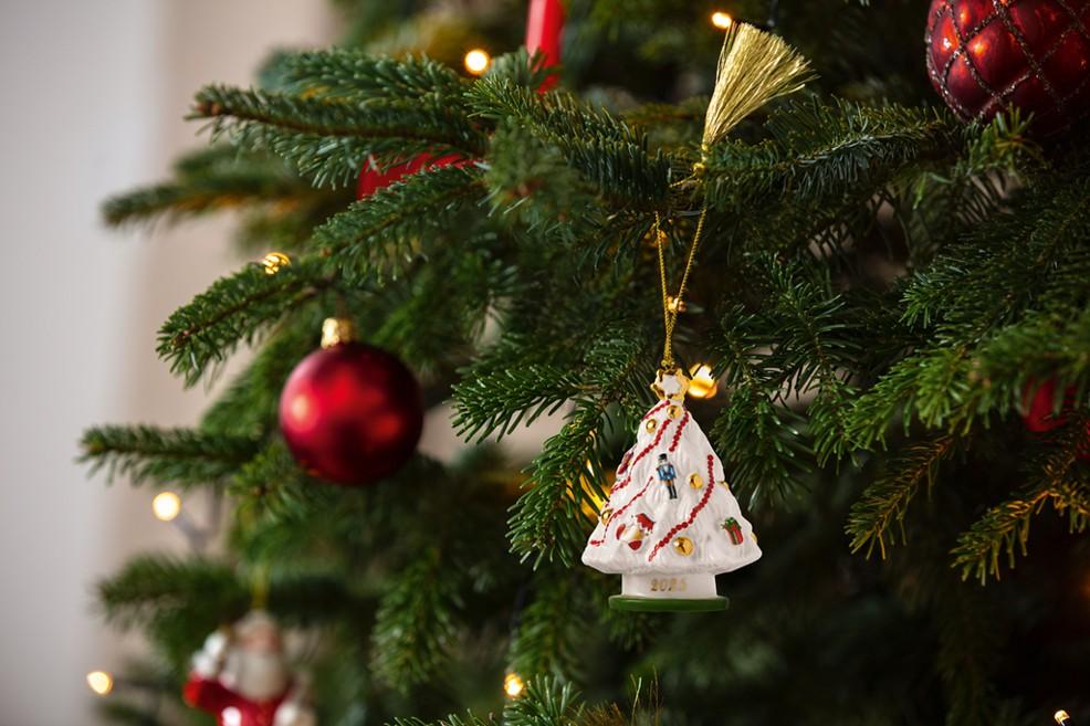 Závěsná porcelánová ozdoba Christmas Classics 2025, Stromeček, 9,8 cm