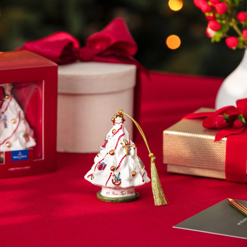 Závěsná porcelánová ozdoba Christmas Classics 2025, Stromeček, 9,8 cm