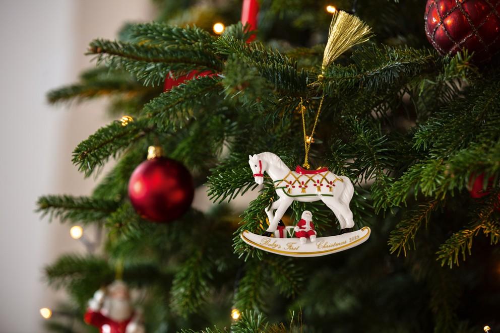 Závěsná porcelánová ozdoba Christmas Classics 2025, Houpací kůň, 8,9 cm