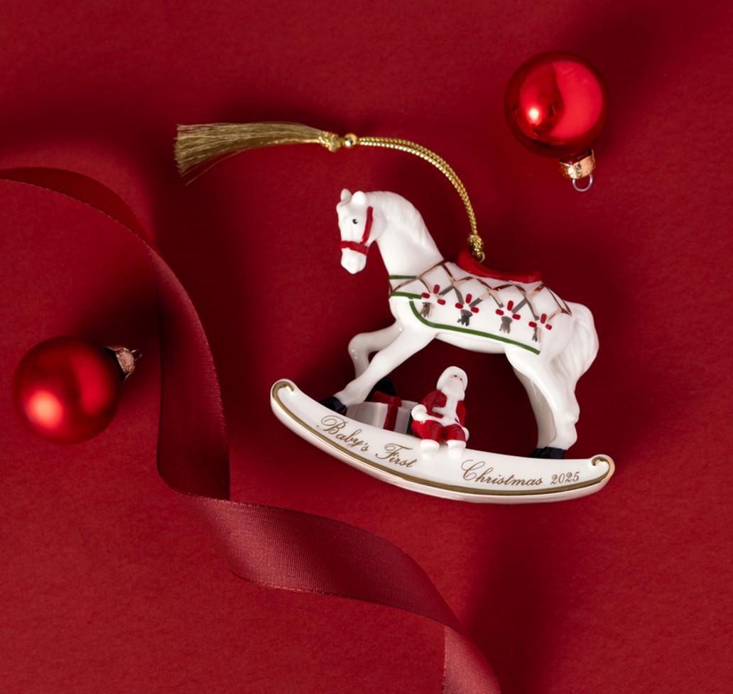 Závěsná porcelánová ozdoba Christmas Classics 2025, Houpací kůň, 8,9 cm