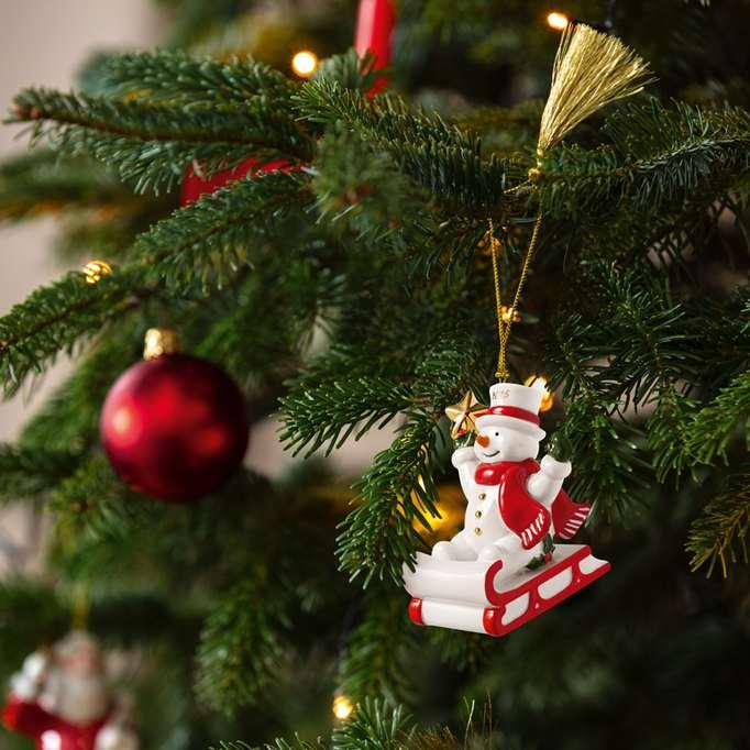 Závěsná porcelánová ozdoba Christmas Classics 2025, Sněhulák, 8,7 cm