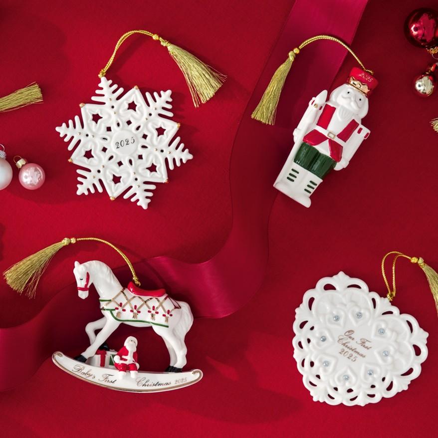 Závěsná porcelánová ozdoba Christmas Classics 2025, Srdce, 9,5 cm