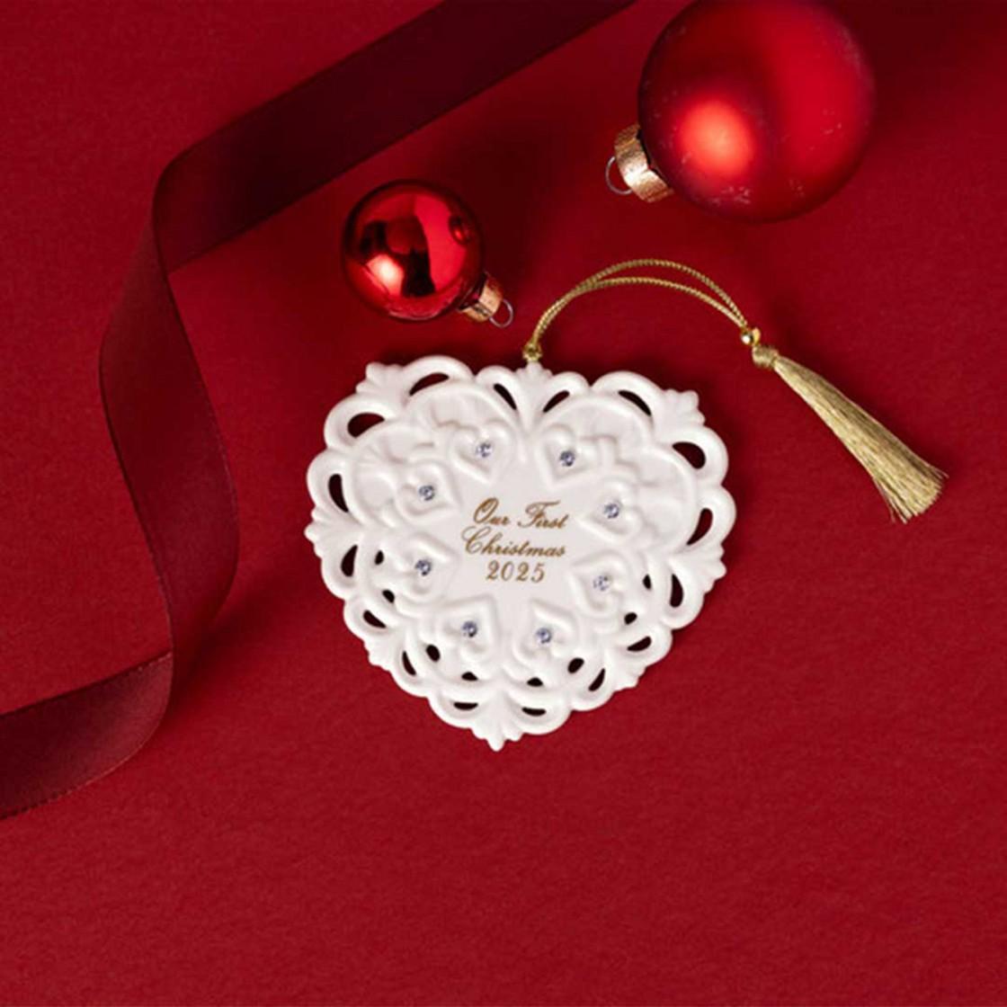 Závěsná porcelánová ozdoba Christmas Classics 2025, Srdce, 9,5 cm