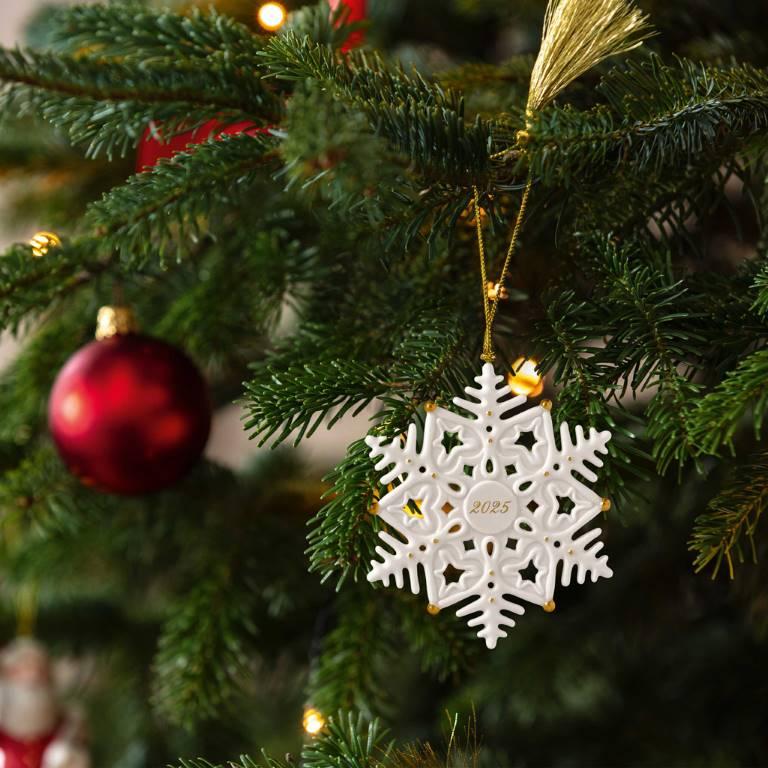 Závěsná porcelánová ozdoba Christmas Classics 2025, Sněhová vločka, 10,5 cm
