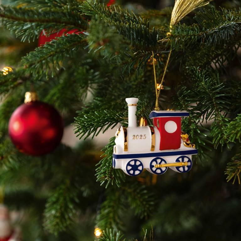 Závěsná porcelánová ozdoba Christmas Classics 2025, Lokomotiva, 9 cm