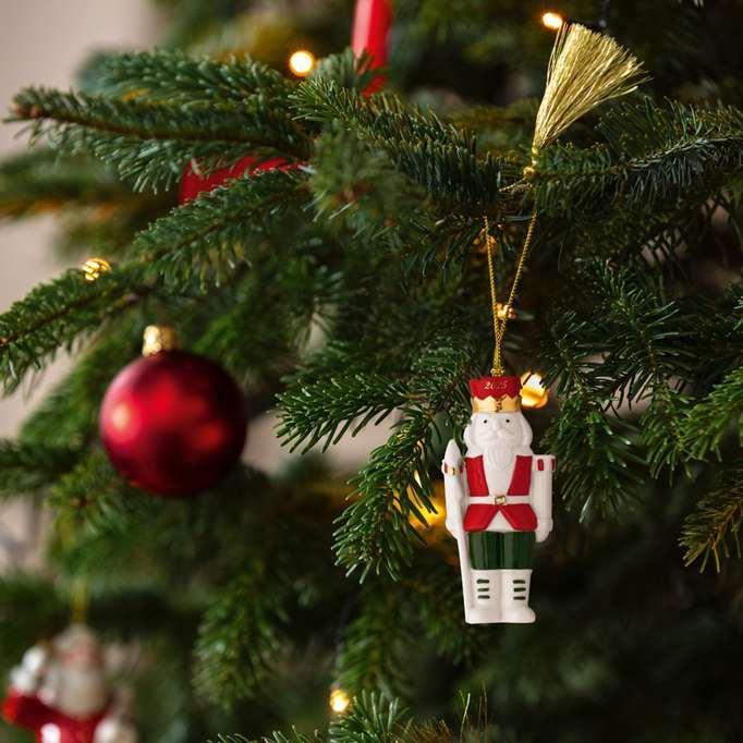 Závěsná porcelánová ozdoba Christmas Classics 2025, Louskáček, 11 cm