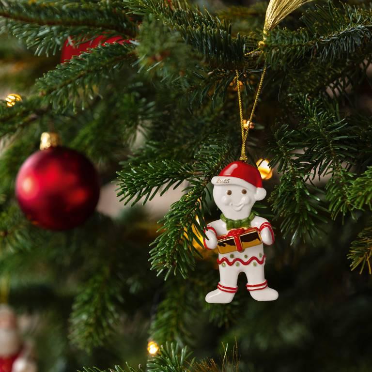 Závěsná porcelánová ozdoba Christmas Classics 2025, Perníček, 11 cm