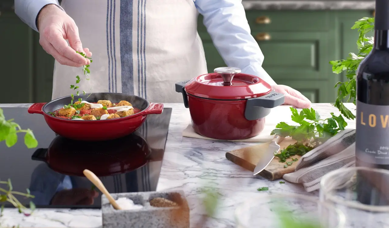 Litinový hrnec s poklicí, Iron, Ø 20 cm / 2,8 l , červená