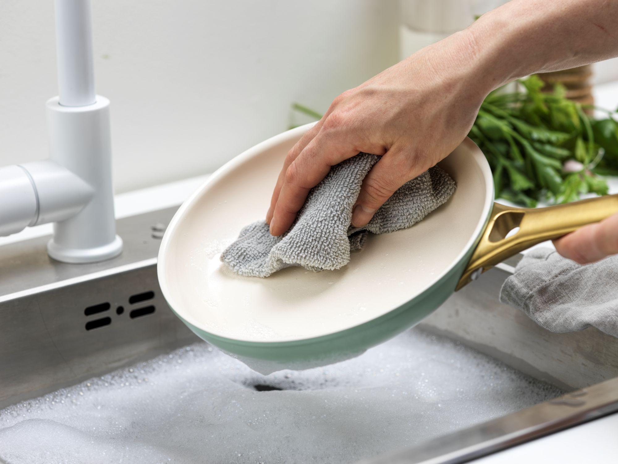 Sada 2 nepřilnavých keramických pánví Padova 20 + 26 cm, pastelově zelená