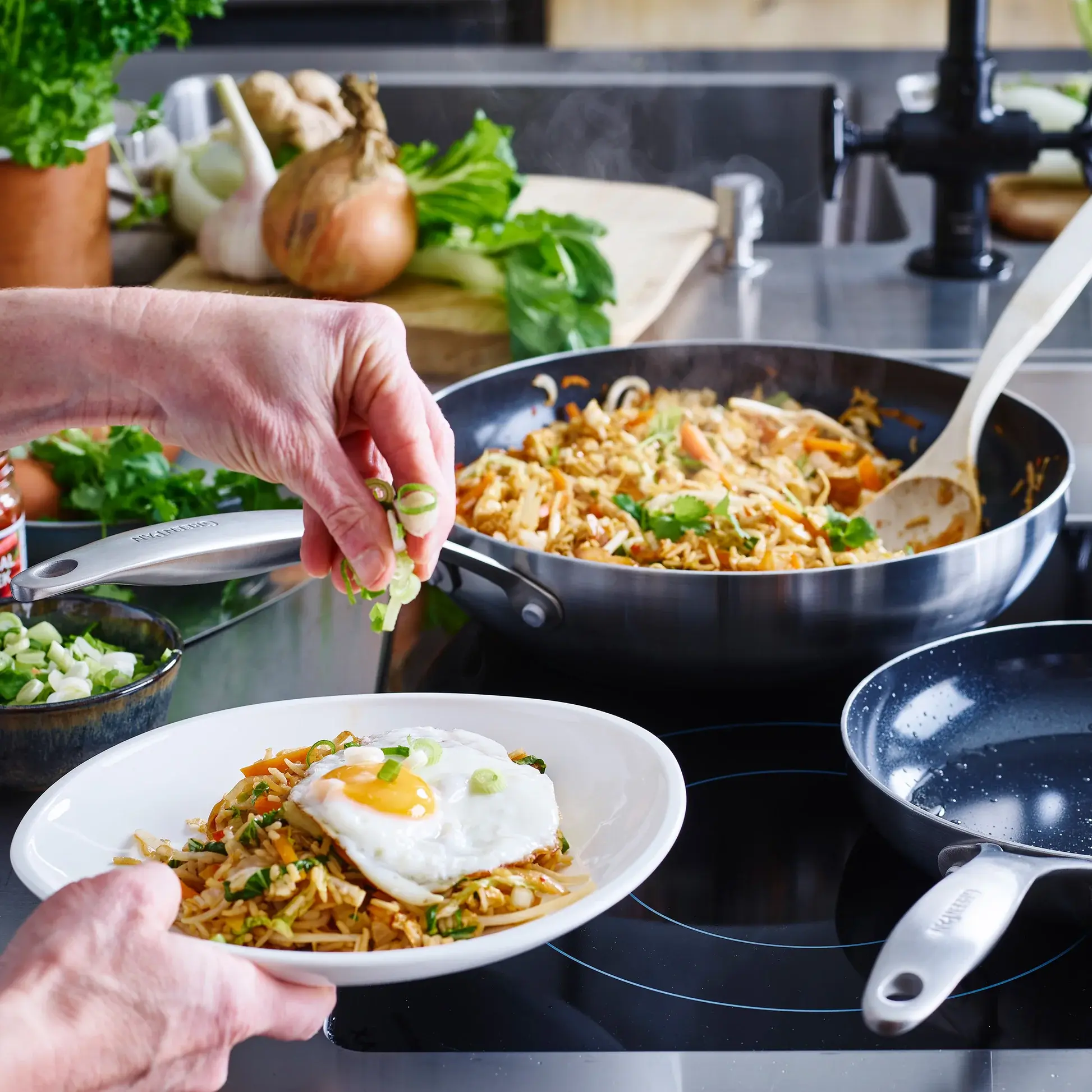 Nerezová wok pánev s keramickým nepřilnavým povrchem, Geneva, Ø 28 cm