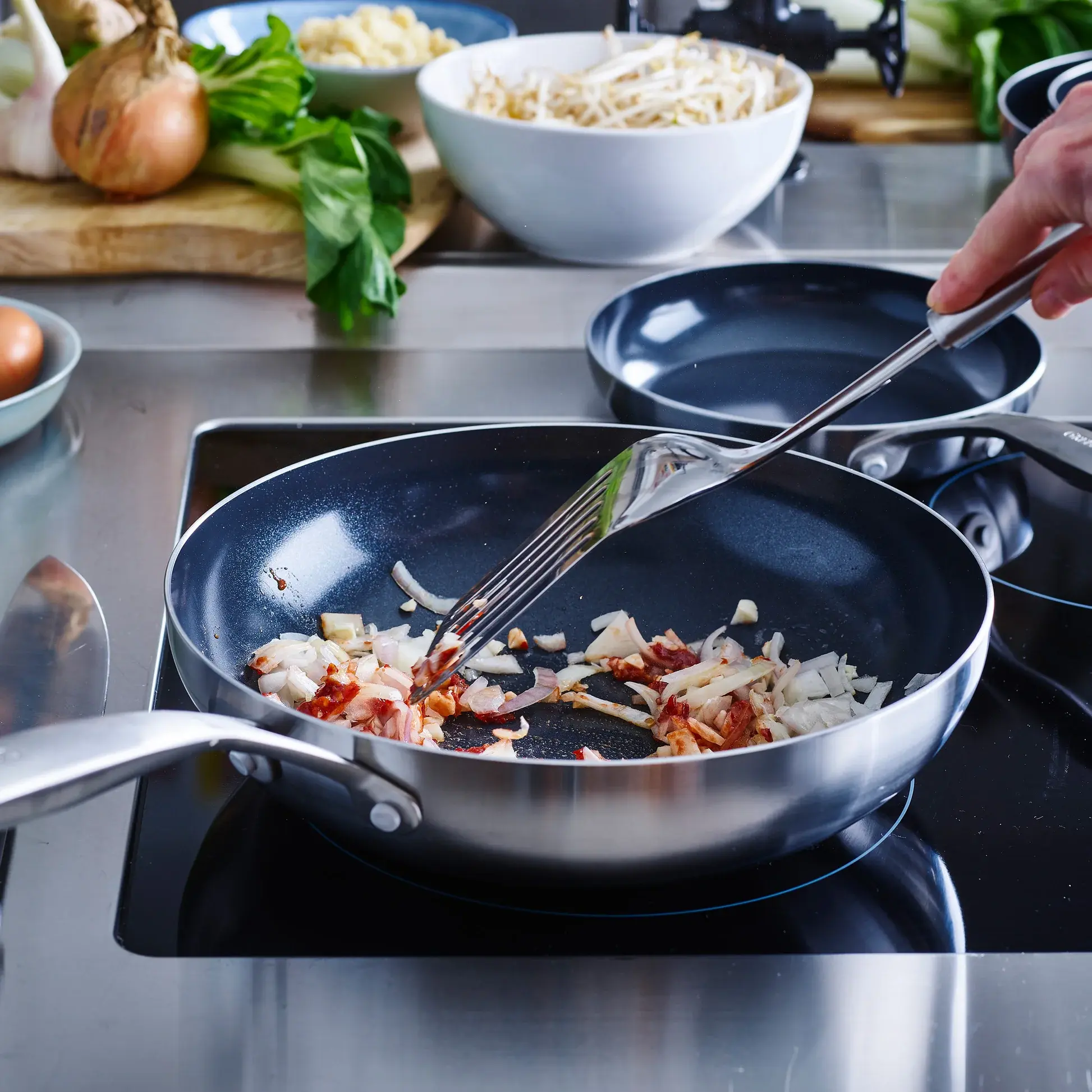 Nerezová wok pánev s keramickým nepřilnavým povrchem, Geneva, Ø 28 cm