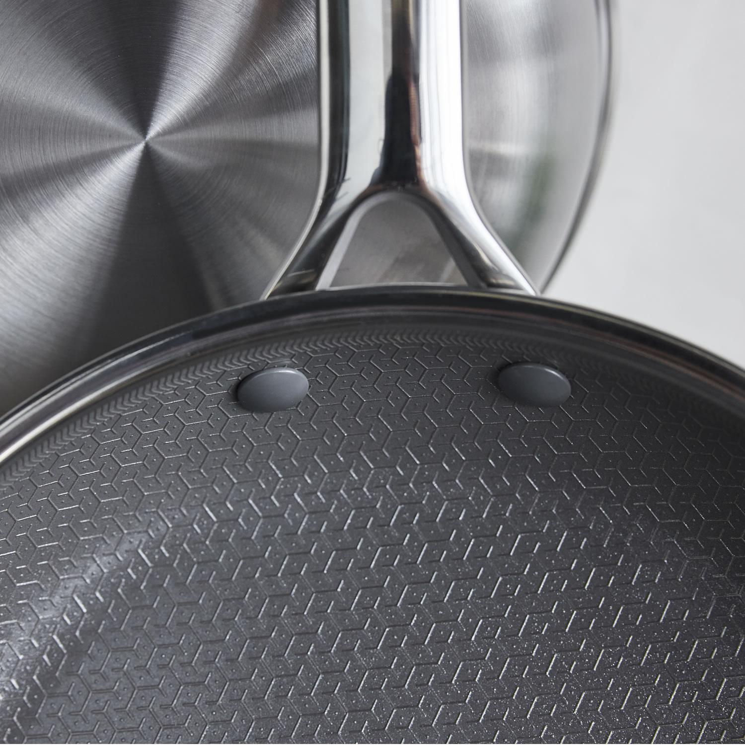 Nerezová pánev s hybridním keramickým nepřilnavým povrchem Thermobond, kolekce Apex, 24 cm