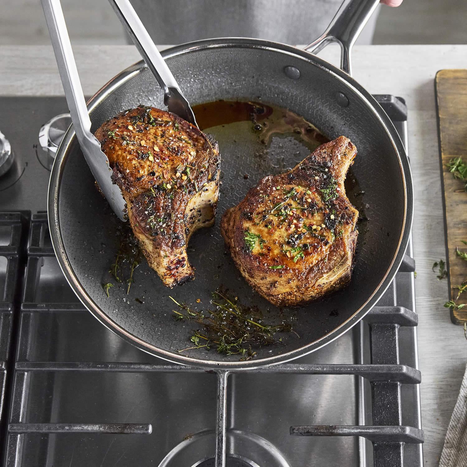 Nerezová pánev s hybridním keramickým nepřilnavým povrchem Thermobond, kolekce Apex, 28 cm