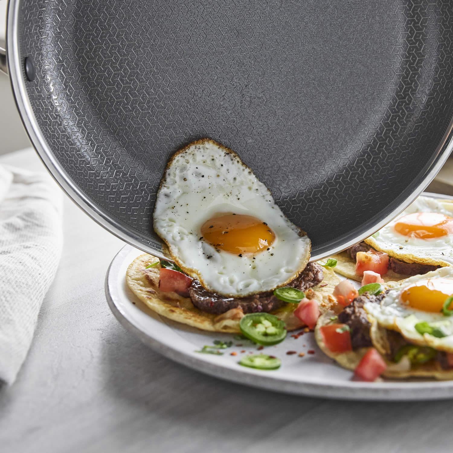 Nerezová pánev s hybridním keramickým nepřilnavým povrchem Thermobond, kolekce Apex, 28 cm