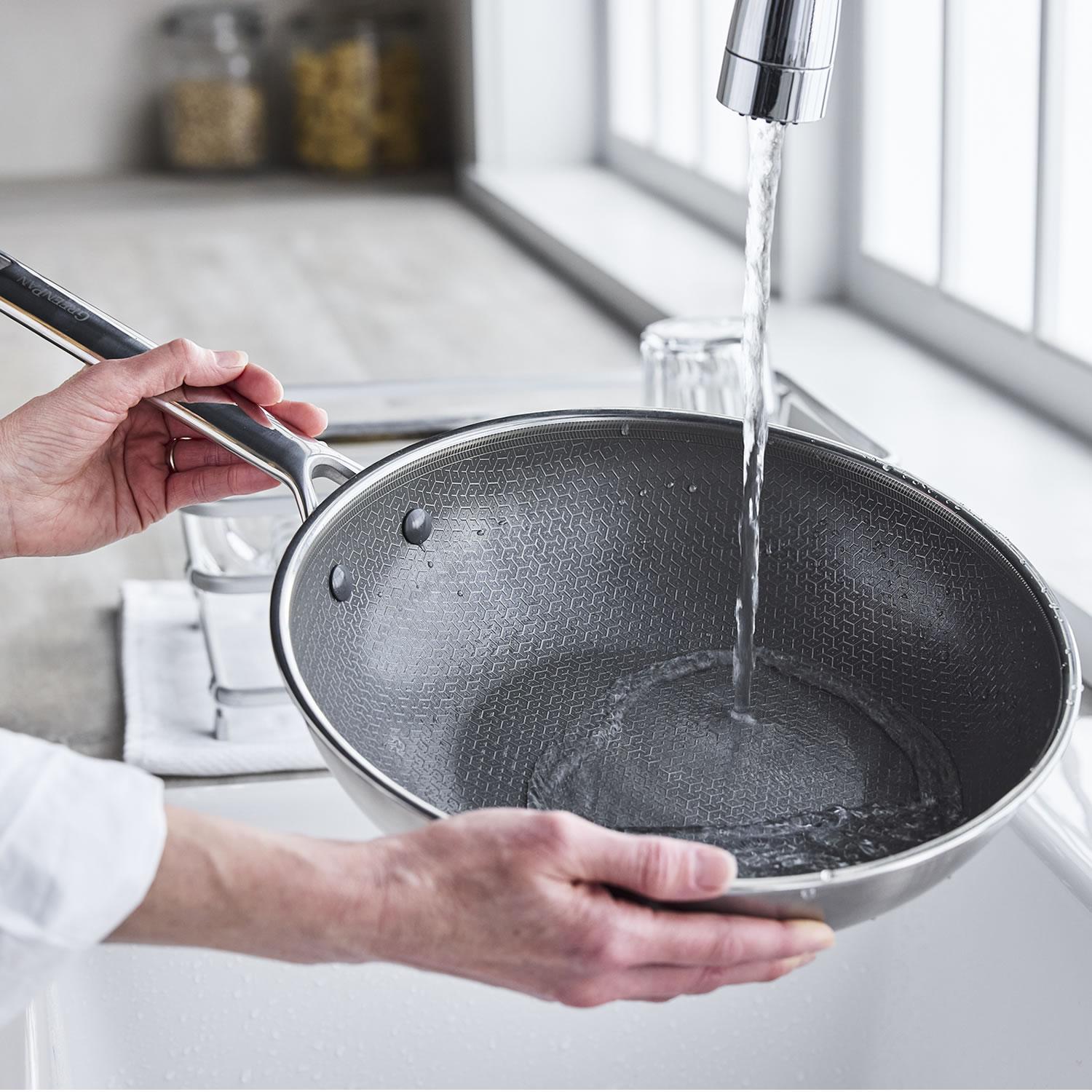 Nerezová wok pánev s hybridním keramickým nepřilnavým povrchem Thermobond, kolekce Apex, 28 cm