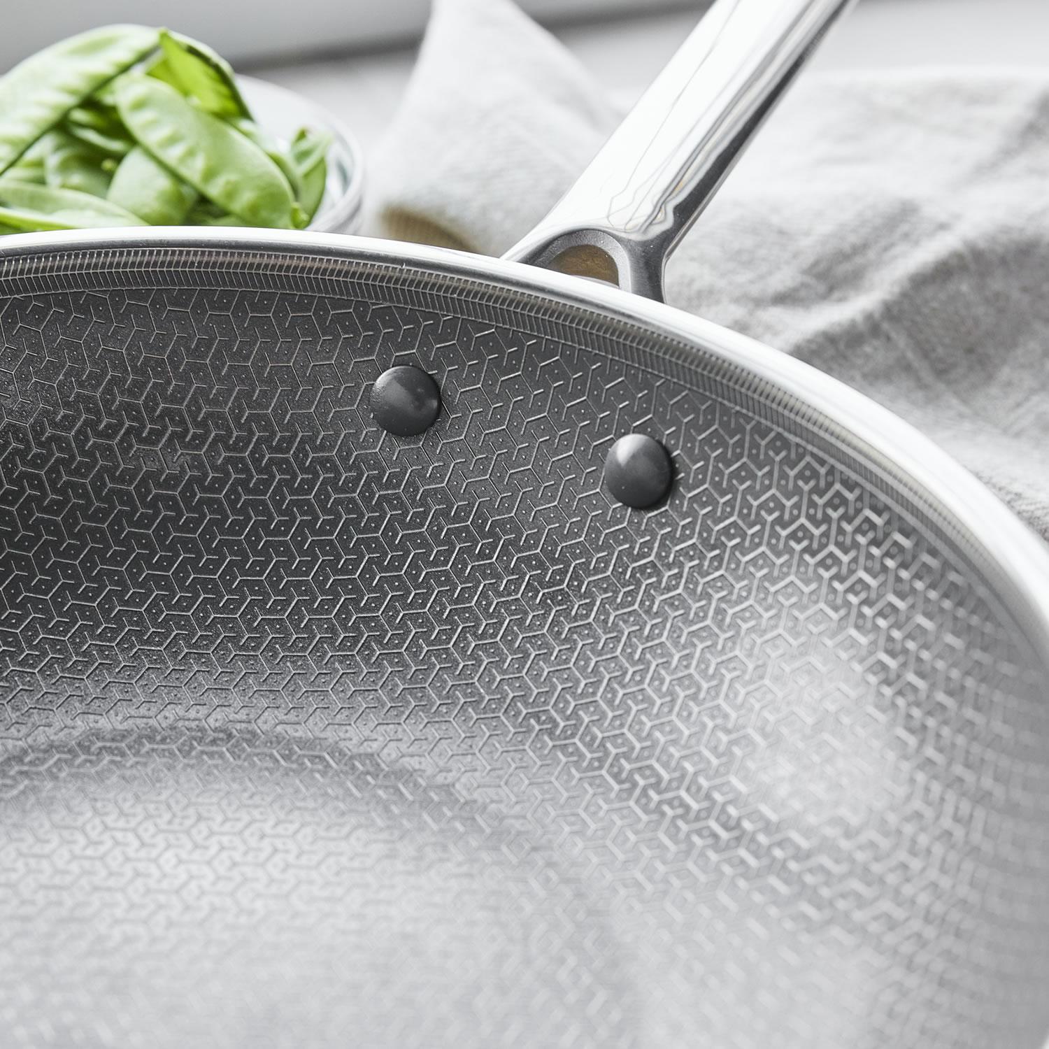 Nerezová wok pánev s hybridním keramickým nepřilnavým povrchem Thermobond, kolekce Apex, 28 cm