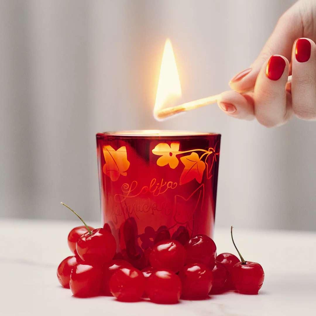 Svíčka Lolita Lempicka s vůní Sweet, 180 g