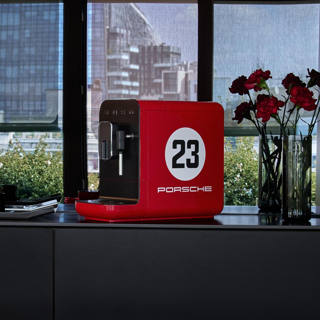 Automatický kávovar na cappuccino Porsche x SMEG 917 Salzburg, BCC12, 19 barů, červená