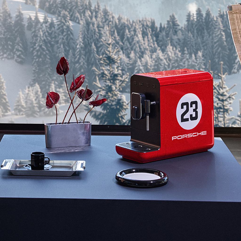 Automatický kávovar na cappuccino Porsche x SMEG 917 Salzburg, BCC12, 19 barů, červená