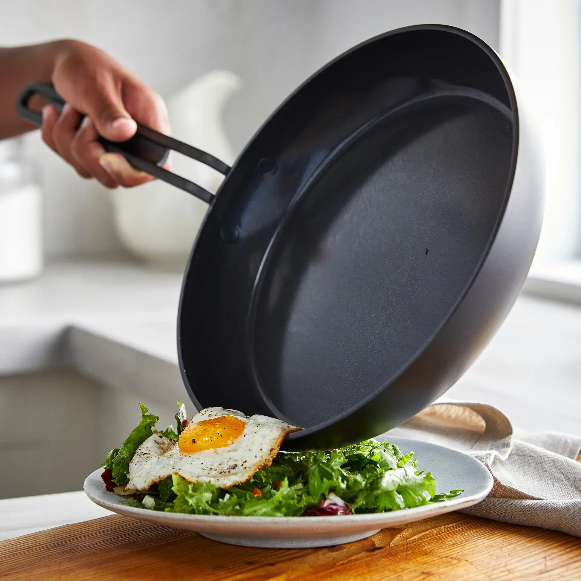 Sada 2 nepřilnavých keramických pánví Stanley Tucci 20 + 26 cm, černá