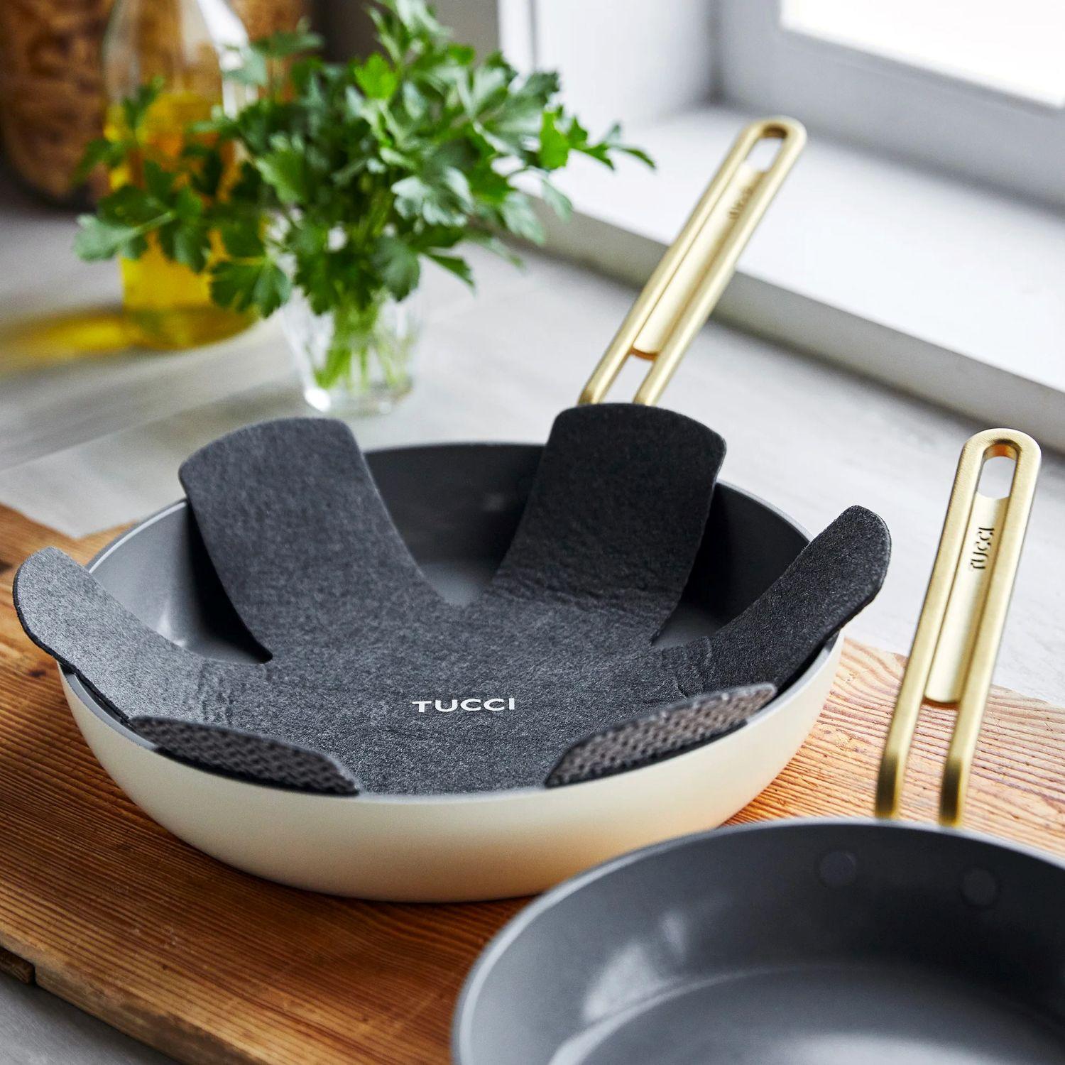 Sada 2 nepřilnavých keramických pánví Stanley Tucci 20 + 26 cm, krémová