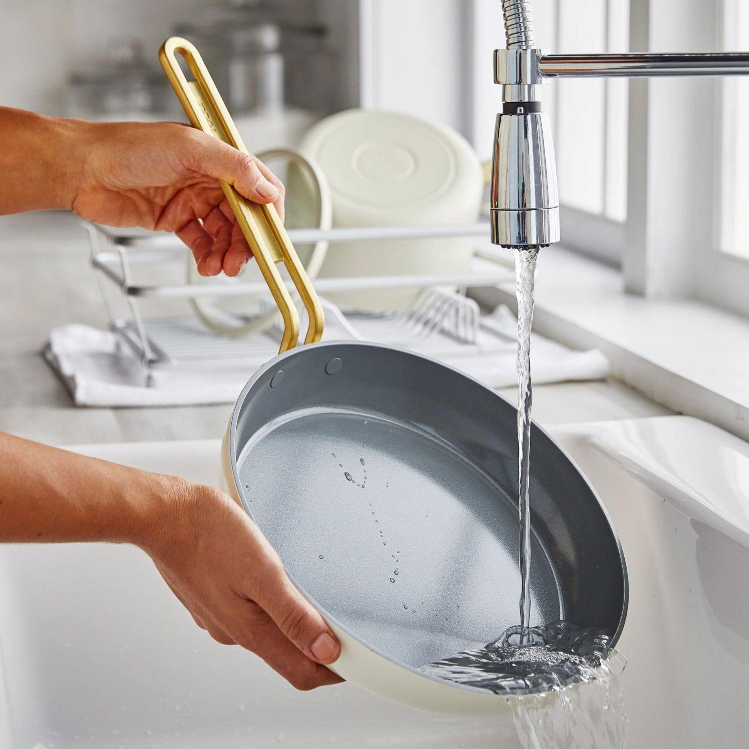 Sada 2 nepřilnavých keramických pánví Stanley Tucci 20 + 26 cm, krémová