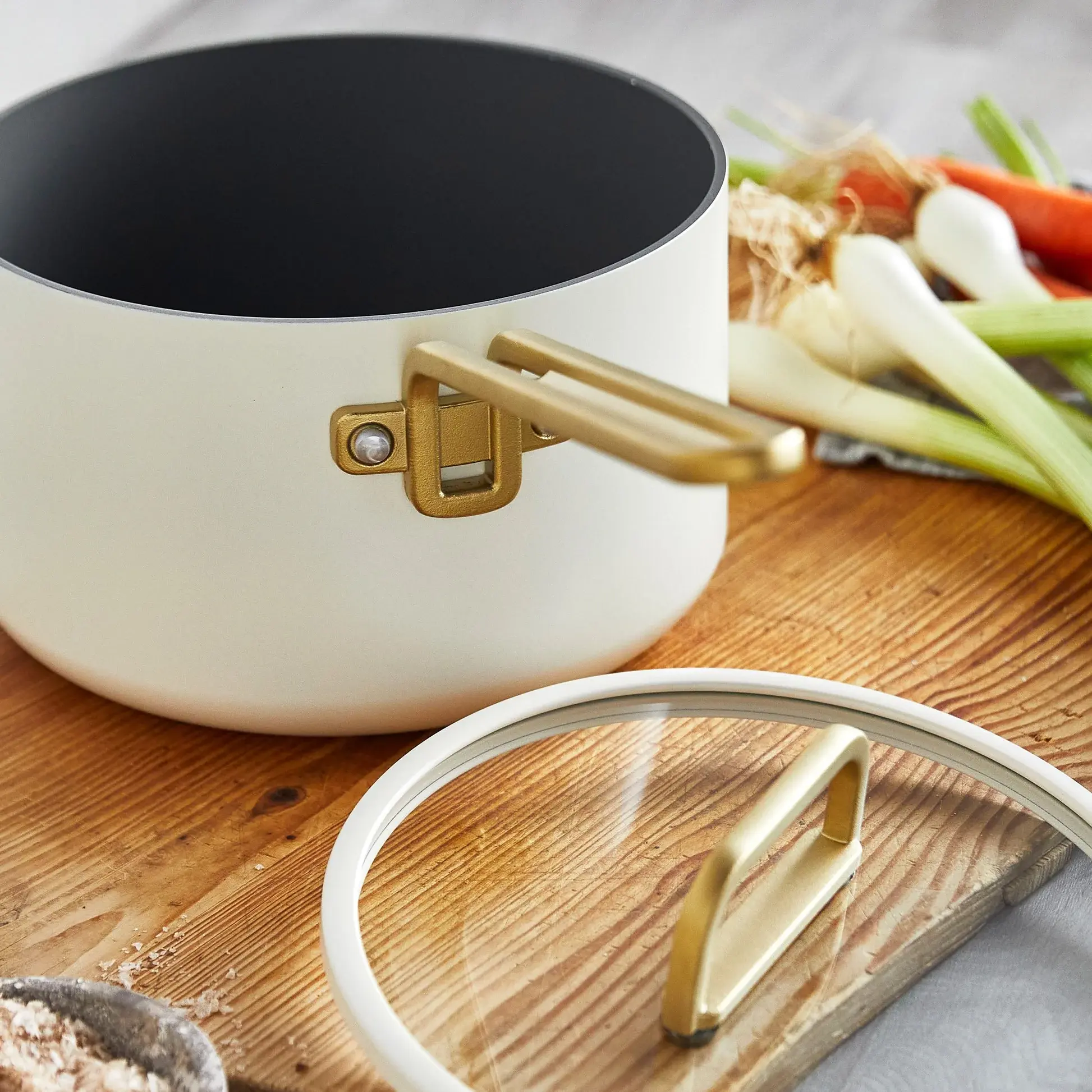 Rendlík s nepřilnavým keramickým povrchem s poklicí, Stanley Tucci, Ø 20 cm / 3,8 l, krémová