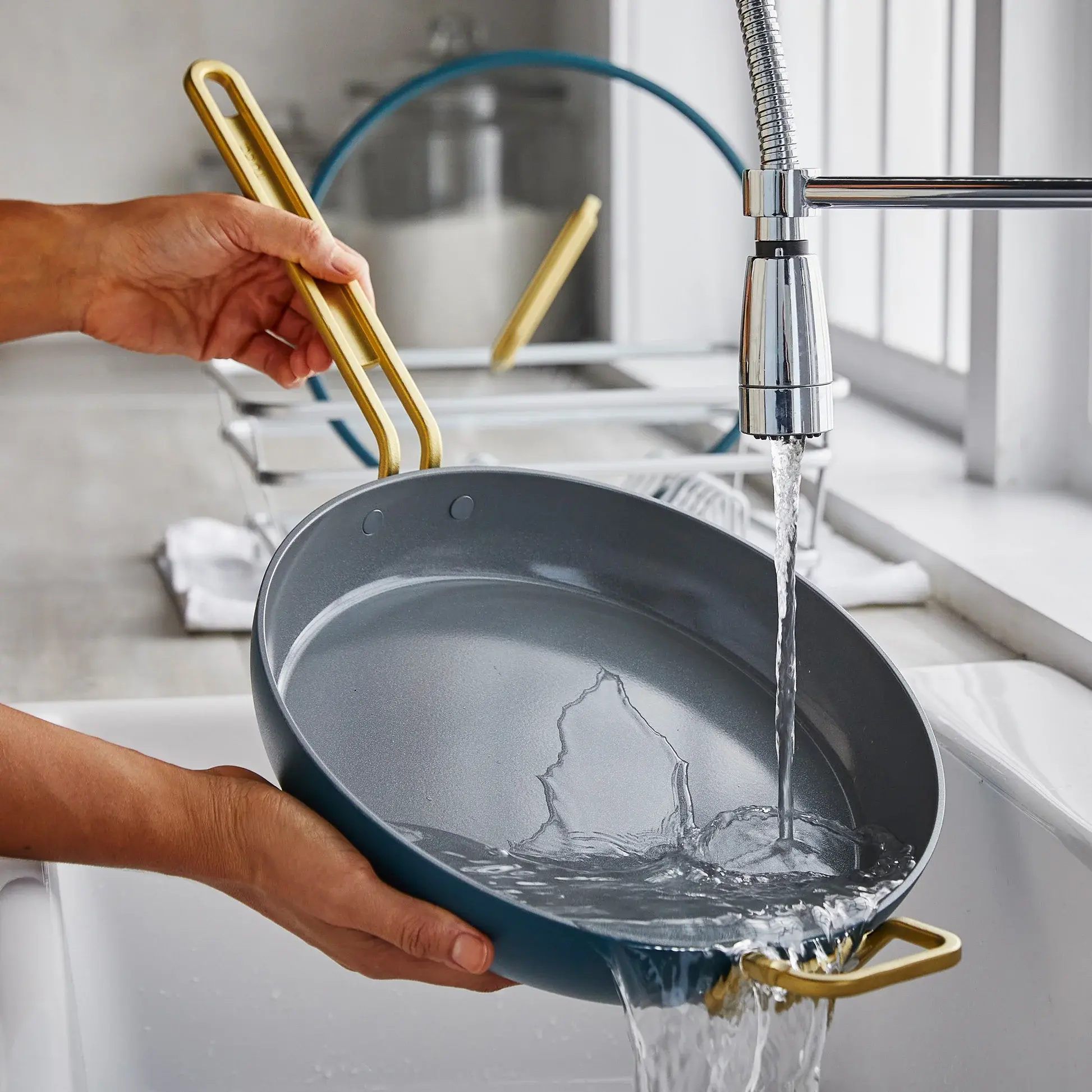 Nepřilnavá keramická pánev s poklicí, Stanley Tucci, Ø 30 cm, tmavě zelená