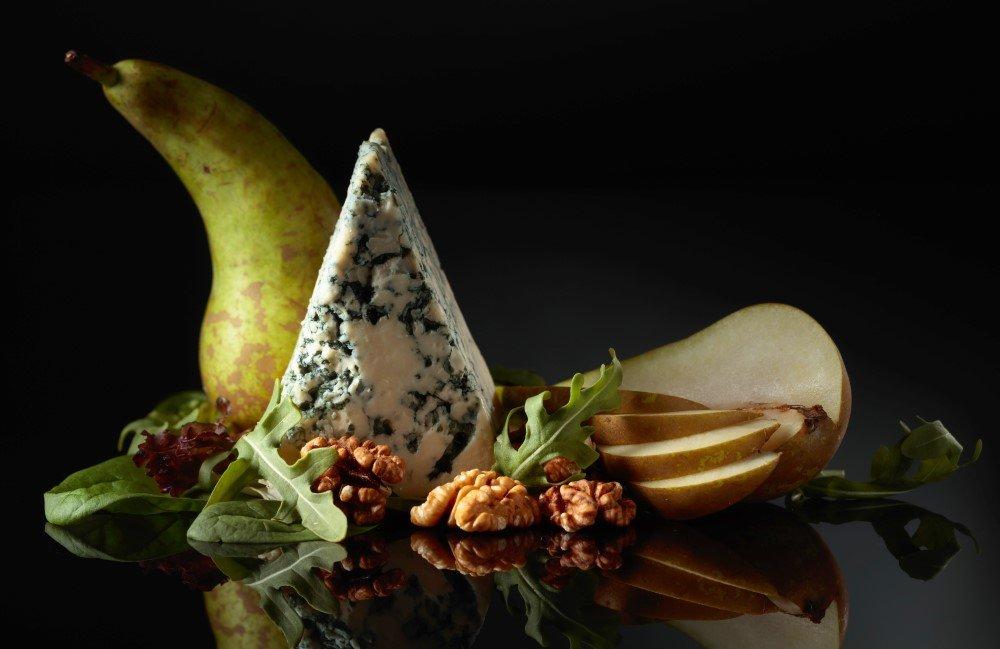 Salát s hruškou, gorgonzolou a karamelizovanými vlašskými ořechy