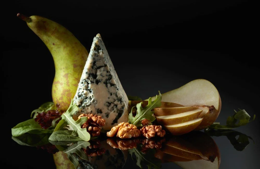 Salát s hruškou, gorgonzolou a karamelizovanými vlašskými ořechy