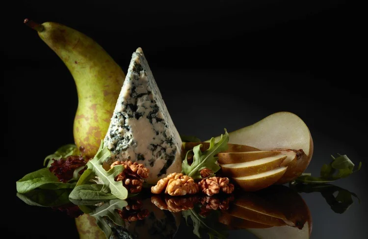 Salát s hruškou, gorgonzolou a karamelizovanými vlašskými ořechy