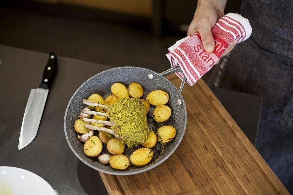 Na pánvi 3: Jehněčí kotlety s pistáciovou krustou a tymiánovými bramborami Grenaille